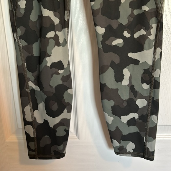 Athleta Lightning women’s green camo 7/8 leggings size medium - Picture 3 of 11